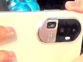 Il "Reno10 Pro+" in versione hands-on. (Fonte: Digital Chat Station via Weibo)