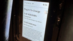 Lo schermo del nuovo terminale di pagamento con carta V4 Supercharger di Tesla (immagine: Inert82/Reddit)