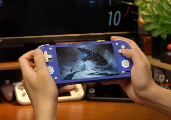 Anbernic RG 55G1 è una console portatile Android con un design simile a quello di Nintendo Switch.