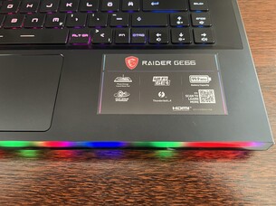 MSI GE66 12UHS: barra luminosa dall'alto