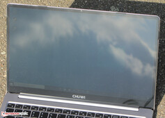 Utilizzo di LapBook Pro all'aperto in una giornata estiva alla luce diretta del sole