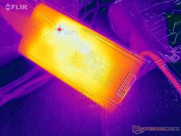 L'adattatore CA raggiunge oltre 35 C quando si utilizzano carichi impegnativi per lunghi periodi