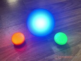 Olight Obulb Pro (a sinistra e a destra) contro Hue Go (al centro). Foto: Andreas Sebayang/Notebookcheck.com