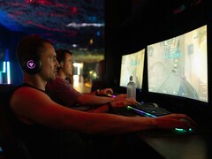 Si ritiene che giocare a 480 Hz offra un vantaggio significativo rispetto ai 60 Hz. Nell’immagine sono raffigurati alcuni giocatori davanti ai propri monitor.