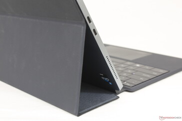 Ci sono solo tre angoli preimpostati per la modalità laptop fino a 125 gradi. In confronto, i display della maggior parte dei computer portatili tradizionali sono in grado di aprirsi oltre i 125 gradi
