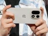 Un giocatore di esports con in mano quello che sembra essere il prossimo OnePlus 15. (Fonte immagine: Weibo; leggermente modificata e AI upscalata per chiarezza da Huzefa Baloch / Notebookcheck)