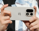 Presunto OnePlus 15 presentato da una lega di esports. (Fonte dell'immagine: Weibo, modificata e AI upscalata per una maggiore chiarezza)