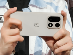 Presunto OnePlus 15 presentato da una lega di esports. (Fonte dell&#039;immagine: Weibo, modificata e AI upscalata per una maggiore chiarezza)