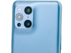 L'Oppo Find X3 Pro con due sensori principali e un obiettivo microscopico