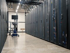 Corridoio tra i rack dei server in un data center