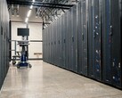 Corridoio tra i rack dei server in un data center