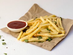 Una porzione di patatine fritte e una ciotola di salsa (Fonte: Pixzolo Photography via Unsplash; ritagliata)
