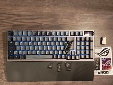 La confezione include anche un estrattore combinato di keycap/interruttore e diversi keycap extra. (Fonte: Notebookcheck)