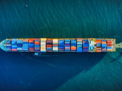 Un'immagine aerea di una nave container (Fonte immagine: Venti Views via Unsplash; ritagliata)
