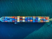 Un'immagine aerea di una nave container (Fonte immagine: Venti Views via Unsplash; ritagliata)