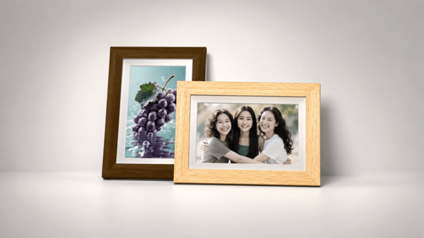 Due cornici digitali Bigme che mostrano foto di uva e foto di famiglia.