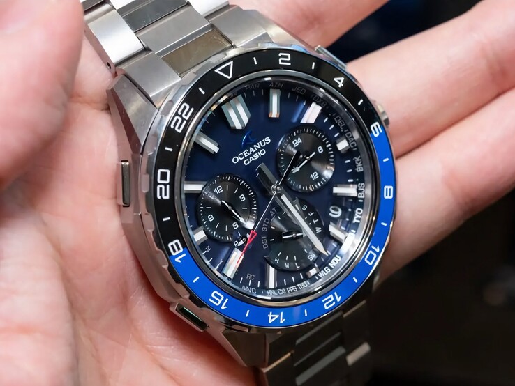 Primo piano del quadrante blu del Casio Oceanus OCW-P3000 che mostra i codici delle città, i quadranti secondari, gli indici luminescenti e le lancette larghe.