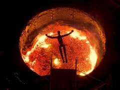 Figure dà ai suoi robot F.02 un addio spettacolare: diverse macchine umanoidi si gettano da sole in una fornace.