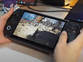 Il GPD Win 5 e il suo pulsante di accensione in posizione scomoda. (Fonte: GPD)