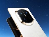 Si prevede che lo Huawei Mate X7 nella foto avrà un successore molto presto.