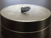 Fiocco levitante LK-99 (Fonte: Wikipedia)