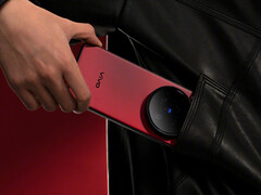 Il pannello posteriore di Vivo X200 Ultra è dominato dall'alloggiamento della tripla fotocamera. (Fonte: Vivo)