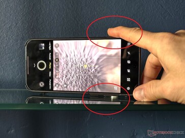 Soprattutto senza custodia, spesso si attivano involontariamente appoggiandoli su uno scaffale.