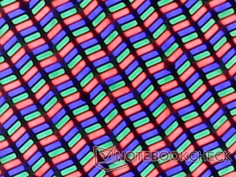 Nitidi subpixel RGB dallo schermo lucido. Il contenuto dello schermo è quasi privo di grana