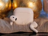 Gli AirPods 4 sono dotati dello stesso chipset Apple H2 degli AirPods Pro 3, precedentemente illustrati. (Fonte: Notebookcheck)