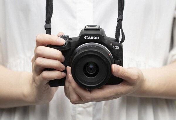 La Canon EOS R50 è un corpo macchina compatto e versatile con uno stile da moderna reflex digitale. (Fonte: Canon)
