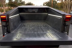 Il letto e il portellone posteriore del Cybertruck sono stati l'attrazione principale dell'ultimo video del pick-up elettrico pubblicato su X. (Fonte immagine: @DimaZenuik su X)
