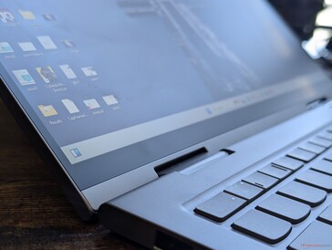 Il touchscreen edge-to-edge è disponibile in versione lucida o opaca. L'OLED deve essere lucido