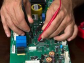 Tecnico che testa l'hardware elettronico, simile al processo utilizzato per il chip di crittografia post-quantistica di PQShield (Fonte immagine: Pexels)