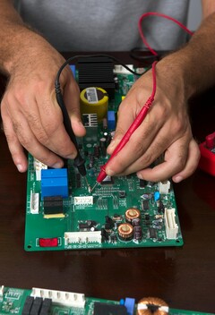 Tecnico che testa l&#039;hardware elettronico, simile al processo utilizzato per il chip di crittografia post-quantistica di PQShield (Fonte immagine: Pexels)