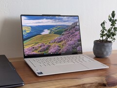 Il design super leggero è bilanciato da ventole più rumorose, temperature del nucleo più calde e opzioni di aggiornamento SSD più limitate