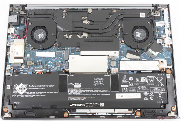 Il modello offre due slot DDR5 SODIMM e due slot M.2 PCIe4 x4 2280 SSD