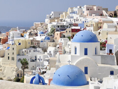 Santorini, ad esempio, è completamente ricoperta di colori chiari per riflettere direttamente il calore del sole. (Fonte immagine: pixabay/Yolanda)