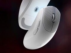 Mouse da gioco wireless Corsair Sabre V2 Pro Ultralight in bianco con nastro per impugnatura incluso.