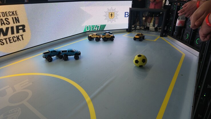 È inoltre possibile giocare a Rocket League con auto "reali" (RC)