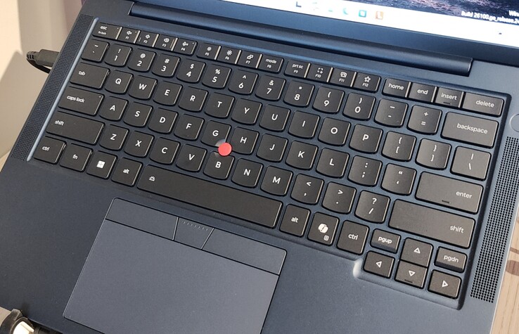 Il nuovo design della tastiera di Lenovo ThinkPad (mostrato su un T14s Gen 7).