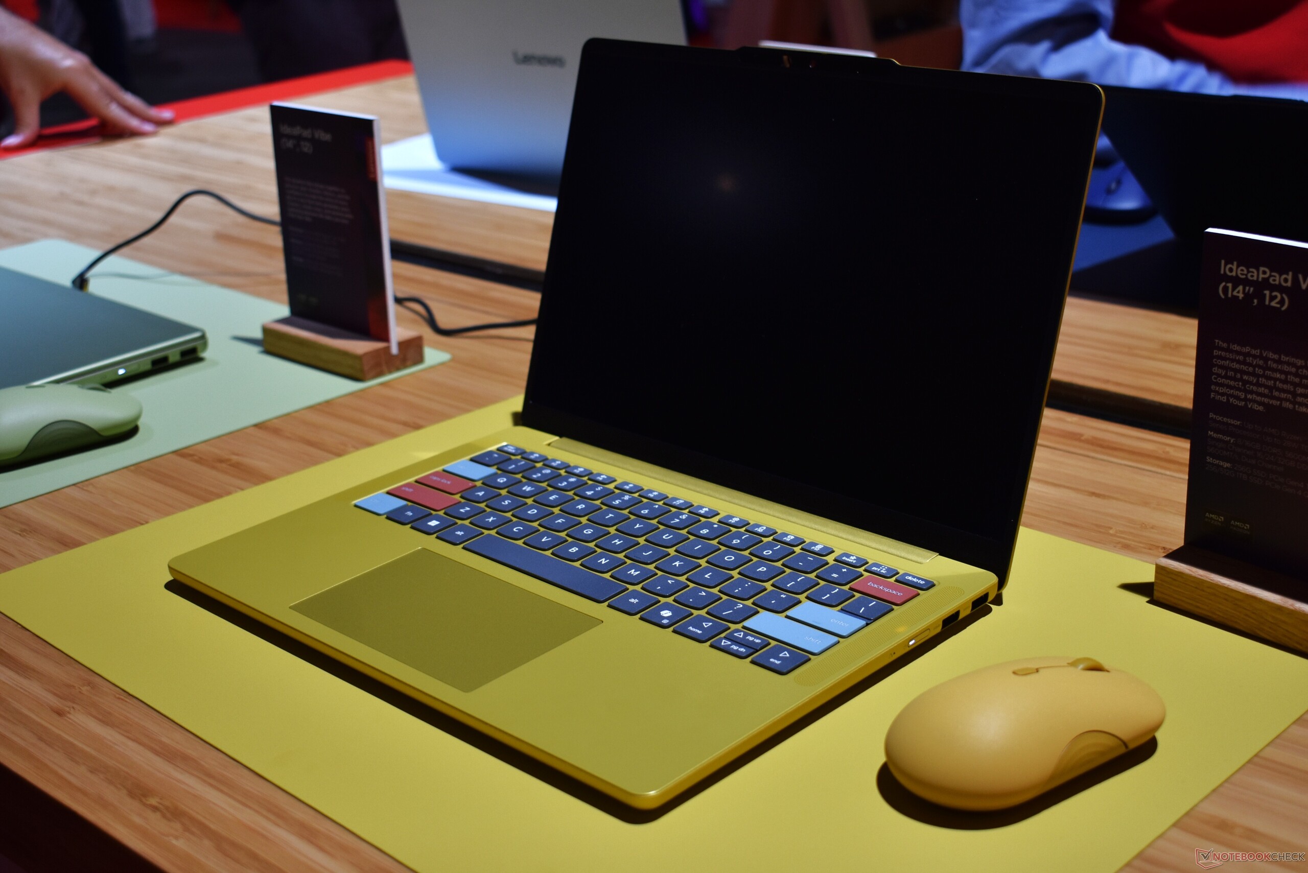 Il Lenovo IdeaPad Vibe 14 nella versione «Spicy Gold» con tasti personalizzati.
