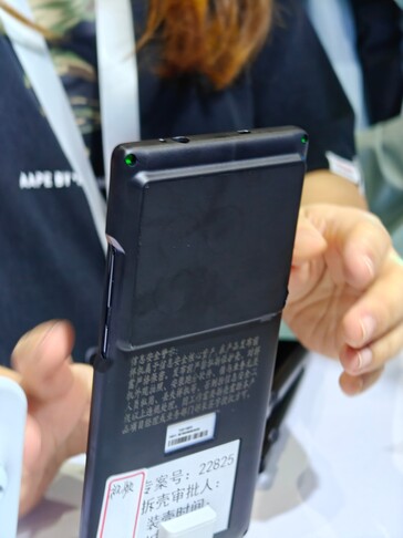 Il retro di OnePlus 12 (immagine tramite Abhishek Yadav su X)