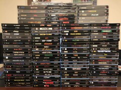 Una collezione di dischi fisici per PlayStation 1, comprese le confezioni