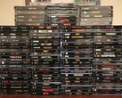Una collezione di dischi fisici per PlayStation 1, comprese le confezioni