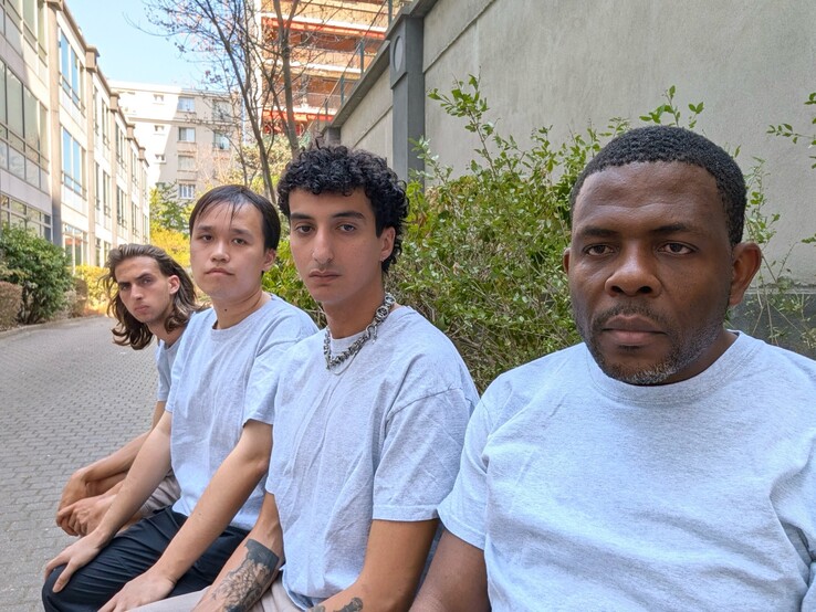 La fotocamera anteriore non è sempre in grado di mettere a fuoco tutti i soggetti quando si scattano selfie di gruppo.