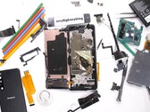 L'Xperia PRO dopo essere stato fatto a pezzi da JerryRigEverything. (Fonte immagine: JerryRigEverything)