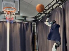 Il robot umanoide Unitree G1 gioca a basket (Fonte: Yinhuai su X)
