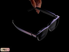 Il modello Pro 2 pesa 63 grammi. Nella foto: un'immagine promozionale degli occhiali XR che ne mette in risalto il design leggero.