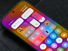 La versione beta di HyperOS 4 è ora disponibile sulla prima serie di dispositivi compatibili. Nella foto: il nuovo design di Xiaomi, simile al Liquid Glass, presentato nel centro di controllo. 