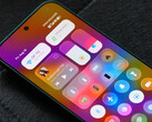 La versione beta di HyperOS 4 è ora disponibile sulla prima serie di dispositivi compatibili. Nella foto: il nuovo design di Xiaomi, simile al Liquid Glass, presentato nel centro di controllo. 